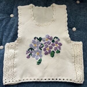 Floral Knit White Wool Cropped Vest with Purple Flowers - size S